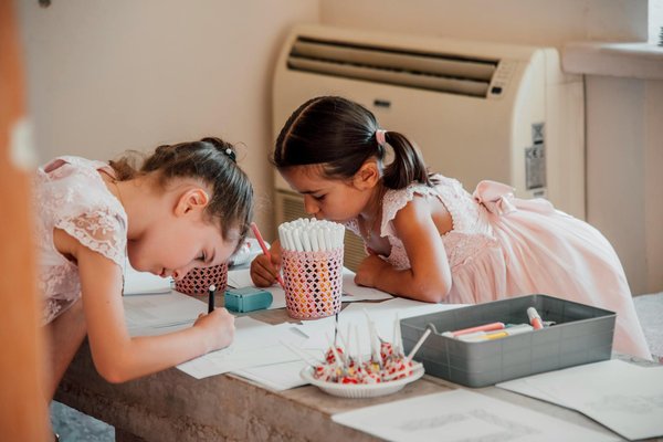 Comment les écoles privées favorisent-elles l'engagement des parents ?