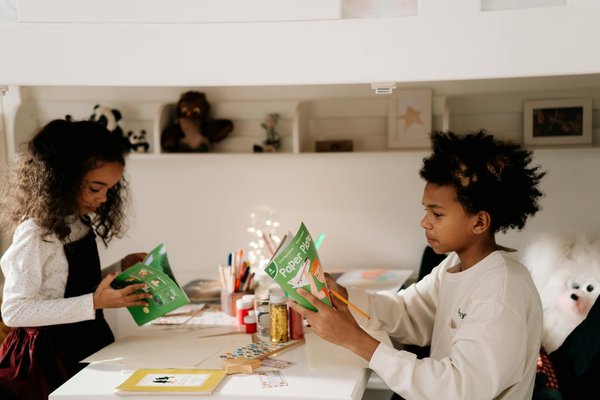 Comment les activités manuelles renforcent-elles la motricité fine des enfants ?