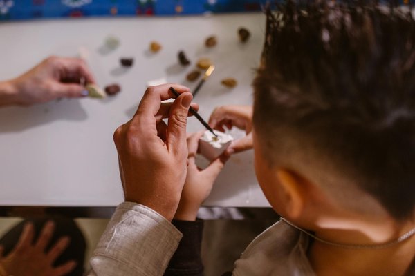 Comment les écoles démocratiques transforment-elles l'éducation traditionnelle?